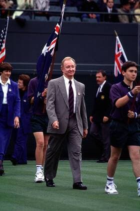 Tennisgeschichte: der ehemalige Sieger Rod Laver (1961-62, 1968-69) beim Einmarsch Tennis Herren ATP, Grand Slam, All England Championships, Rasen: Eröffnung, Eröffnungszeremonie neuer Court Einzelbild Wimbledon London