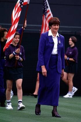 Tennisgeschichte: die ehemalige Siegerin Margaret Court-Smith beim Einmarsch Tennis Damen ATP, Grand Slam, All England Championships, Rasen: Eröffnung, Eröffnungszeremonie neuer Court Einzelbild Wimbledon London