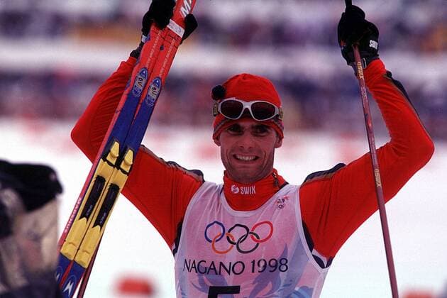 OLYMPIC LEGENDS: Thomas Alsgaard Thomas Alsgaard (Norwegen) reißt lachend die Arme hoch Nordischer Skilauf OS Winter Herren Olympia, Olympiade, Olympische Spiele, Winterspiele, Ski Nordisch, Skisport, Langlauf, Skilanglauf Porträt Snow Harp Nagano, Hakuba Glück, Begeisterung, Freude,