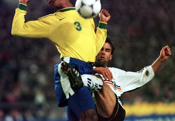 IMAGO Iconic Moments, Fußball Ulf Kirsten mit hohem Bein gegen den Brasilianer Aldair beim Duell um den Ball Fußball Länderspiel Herren Nationalmannschaft 1998, Deutschland - Brasilien 1:2, DFB-Team, Testspiel, Freundschaftsspiel Gruppe Gottlieb-Daimler-Stadion Stuttgart Dynamik, Kampf,