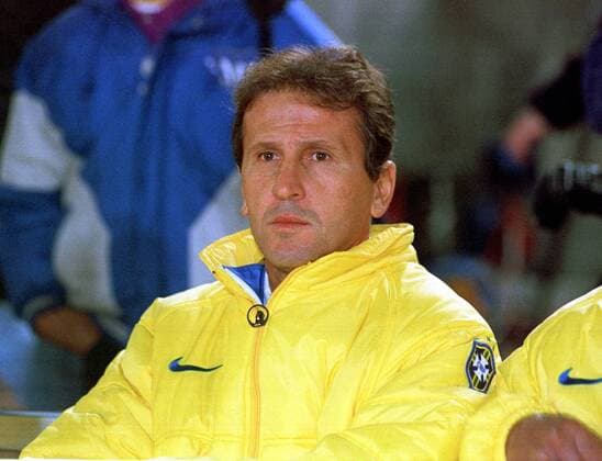 Ex-Nationalspieler Zico jetzt in der Mannschaftsleitung der Brasilianer Fußball Länderspiel Herren Nationalmannschaft Brasilien, Testspiel, Nationalteam, Porträt Gottlieb-Daimler-Stadion Stuttgart, 1998 Nachdenklichkeit, Skepsis,