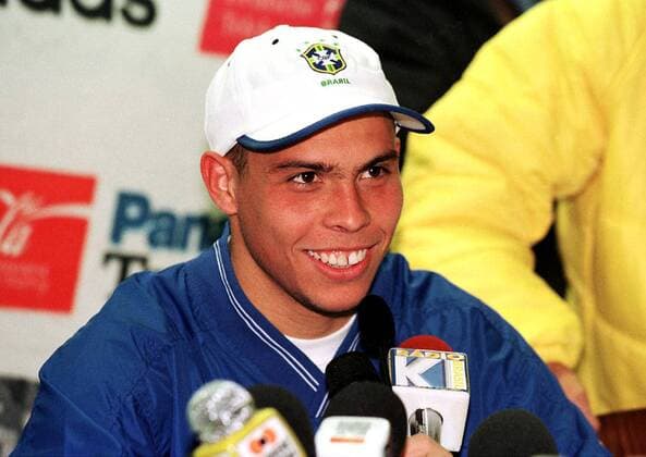 Ronaldo (BRA) zufrieden auf der Pressekonferenz Fußball Länderspiel Herren Nationalmannschaft Brasilien, Nationalteam, Nationaltrikot Porträt Gottlieb-Daimler-Stadion Stuttgart, 1998 Freude,