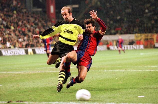 Björn Mehnert (BVB, li.) und Kapitän Luis Figo (Barcelona, re.) im Kampf um den Ball Fußball Herren Saison 1997 1998: Super-Cup, Supercup, BVB Borussia Dortmund - FC Barcelona, Barca Gruppe Westfalenstadion Dortmund Abwehr, Dynamik, Kampf,