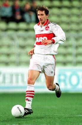 Frank Baumann mit Ball Fußball 2. BL Herren Saison 1997 1998: 1. FC Nürnberg Einzelbild Ernst-Abbe-Sportfeld Jena Dynamik, Konzentration,