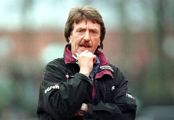 Fußball, Trainerhistorie, Rot-Weiß Oberhausen Coach Gerd vom Bruch nachdenklich Fußball Herren Regionalliga West-Südwest, Saison 1997 1998: SC Rot-Weiß Oberhausen, RW Porträt Niederrheinstadion Oberhausen Nachdenklichkeit,