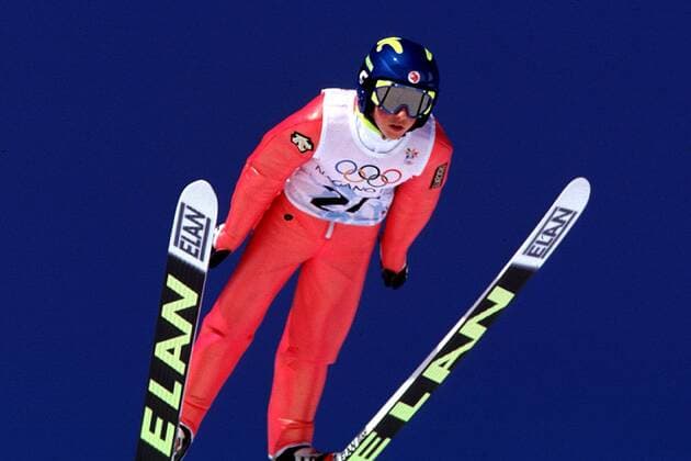 Simon Ammann aus der Schweiz während der Flugphase Skispringen OS Winter Herren Winterspiele 1998, Olympische Spiele, Olympia, Olympiade: Skisprung, Ski Nordisch: Normalschanze Einzelbild Hakuba, Skisprung-Stadion Nagano Dynamik,