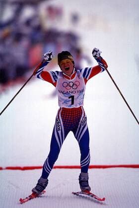 OLYMPIC LEGENDS: Larissa Lasutina Larissa Lazutina aus Rußland ausgepumpt im Ziel Nordischer Skilauf OS Winter Damen Winterspiele 1998, Olympische Spiele, Olympia, Olympiade: Ski Nordisch, Langlauf, Skilanglauf Einzelbild Hakuba - Kamishiro Nagano Anstrengung, Erschöpfung, Freude,