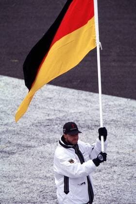 Einmarsch der deutschen Mannschaft: Fahnenträger Jochen Behle OS Winter Winterspiele 1998, Olympische Spiele, Olympia, Olympiade: Eröffnung, Zeremonie Einzelbild Olympiastadion Nagano City