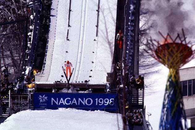Skispringer über dem Bakken nach dem Abheben vom Schanzentisch frontal Skispringen OS Winter Herren Winterspiele, Olympische Spiele 1998, Olympia, Olympiade: Ski Nordisch, Nordischer Skisport Totale Hakuba-Kamishiro Nagano