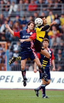 Der Dortmunder Jovan Kirovski (re.) gewinnt das Kopfballduell gegen Peter Bosz (Rostock) Fußball 1. BL Herren Saison 1997 1998: Hansa Rostock - BVB Borussia Dortmund 3:1 Gruppe Ostseestadion Rostock Anstrengung, Dynamik, Kampf, Abwehr, Konzentration,