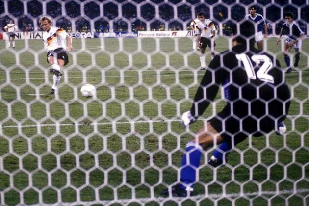 Das Siegtor per Elfmeter von Andreas Brehme aus der Perspektive der Hintertorkamera Fußball WM Herren Weltmeisterschaft 1990, Nationalmannschaft, Länderspiel, Finale, Deutschland - Argentinien 1:0 Totale Rom Dynamik,