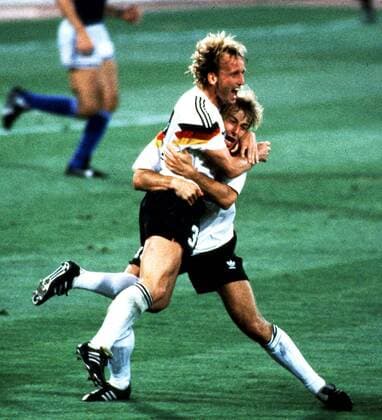 Andreas Brehme (li.) umarmt mit Jürgen Klinsmann Fußball WM Herren Weltmeisterschaft 1990, Nationalmannschaft, Länderspiel, Endspiel, Finale: BR Deutschland Gruppe Rom Harmonie, Freude,
