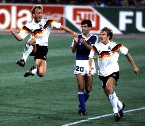 Andreas Brehme (li.) jubelnd mit Jürgen Klinsmann Fußball WM Herren Weltmeisterschaft 1990, Nationalmannschaft, Länderspiel, Finale: BR Deutschland - Argentinien Gruppe Rom Freude,
