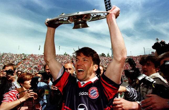 Lothar Matthäus hält jubelnd die Meisterschale hoch Fußball 1. BL Herren Saison 1996 1997: FC Bayern München, Deutscher Meister, Deutsche Meisterschaft Porträt Bökelbergstadion Mönchengladbach Glück, Begeisterung, Freude,