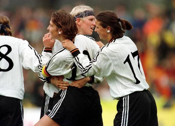 V.l.: Kapitän Martina Voss, Doris Fitschen und Inka Grings jubelnd Fußball Qualifikation Damen WM-Qualifikation, 1998, Frauen, Frauenfußball, Länderspiel, Nationalmannschaft Gruppe Rheine Harmonie, Freude,