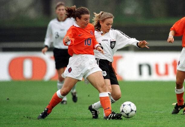 Miranda Noom (Niederlande, li.) beim Duell um den Ball mit Melanie Hoffmann Fußball Qualifikation Damen WM-Qualifikation, 1998, Frauen, Frauenfußball, Länderspiel, Nationalmannschaft Gruppe Rheine Dynamik, Kampf,