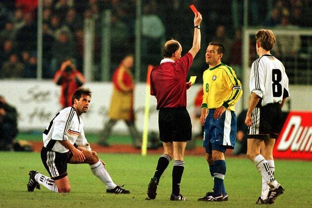 Kapitän Carlos Dunga (BRA, 2.v.r.) erhält vom Schiedsrichter (2.v.l.) die Rote Karte, Ulf Kirsten (GER, li.) und Jörg Heinrich (re.) als Beobachter Fußball Länderspiel Herren Nationalmannschaft 1998, Deutschland - Brasilien, DFB-Team, Nationalteam, Nationaltrikot Gruppe Gottlieb-Daimler-Stadion Stuttgart Skepsis,