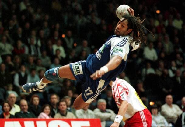 Spektakulär: Jackson Richardson liegt quer in der Luft beim Sprungwurf Handball 1. BL Herren Saison 1996 1997: TV Großwallstadt Einzelbild Essen Dynamik,