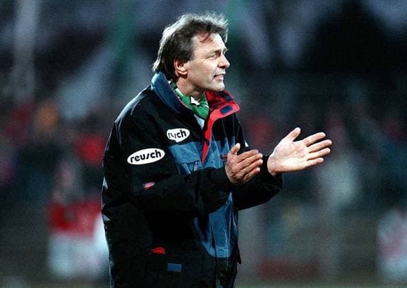 Coach Karl-Heinz Körbel engagiert Fußball 2. BL Herren Saison 1996 1997: VfB Lübeck Einzelbild Stadion am Bruchweg Mainz