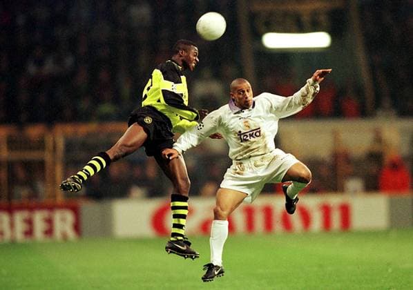 Ibrahim Tanko gewinnt das Kopfballduell gegen Reals Roberto Carlos Fußball EC 1 Herren Champions League, Halbfinale, Saison 1997 1998: BVB Borussia Dortmund - Real Madrid Gruppe Westfalenstadion Dortmund Dynamik, Kampf,