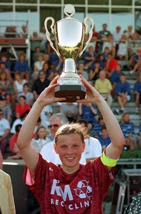 Kapitän Pia Wunderlich mit Pokal Fußball 1. BL Damen Frauen, Frauenfußball, Turnier, Hermes-Cup, Saison 1997 1998: SG Praunheim Einzelbild Freude,