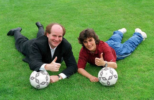 Manager Siegfried Dietrich (li.) und Trainerin Monika Staab lachend auf dem Rasen liegend Fußball 1. BL Damen Saison 1997 1998: Frauenbundesliga, Frauen, Frauenfußball, SG Praunheim - SF Siegen Gruppe Praunheim Freude,