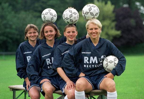 Die Nationalspielerinnen der SG Praunheim (v.r.): Doris Fitschen, Pia Wunderlich, Claudia Müller, Monika Meyer Fußball 1. BL Damen Saison 1997 1998: Frauenbundesliga, Frauen, Frauenfußball, SG Praunheim, Nationalmannschaft Gruppe Praunheim