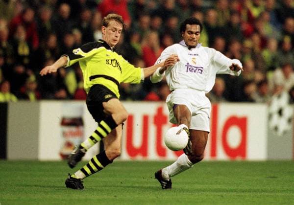 Jörg Heinrich (BVB, li.) und Christian Karembeu (Madrid) im Kampf um den Ball Fußball EC 1 Herren Saison 1997 1998: Champions League, Halbfinale, Rückspiel, BVB Borussia Dortmund - Real Madrid Gruppe Westfalenstadion Dortmund Dynamik, Kampf,