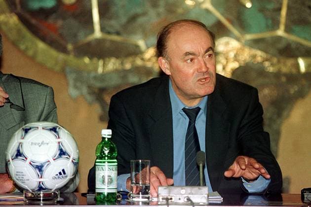 Volker Roth aus Deutschland, Mitglied der FIFA-Schiedsrichter-Kommission Fußball Herren 1997, Podiumsdiskussion Porträt Nachdenklichkeit,