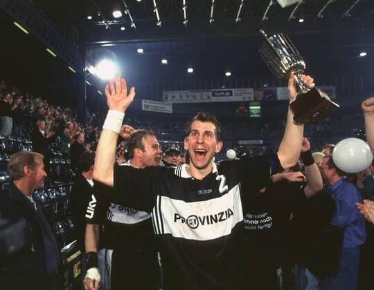 Kapitän Magnus Wislander hält jubelnd den Pokal hoch Handball Herren Saison 1997 1998: EHF-Pokal, Pokalfinale, Finale, Endspiel, THW Kiel Porträt Kiel Begeisterung, Freude,