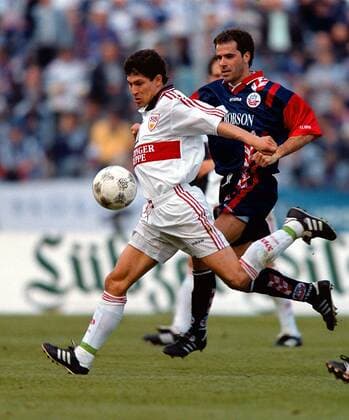 Krassimir Balakov (Stuttgart, li.) mit Ball gegen Peter Bosz (Rostock) Fußball 1. BL Herren Saison 1997 1998: FC Hansa Rostock - VfB Stuttgart 1:1 Gruppe Ostseestadion Rostock Dynamik, Kampf,