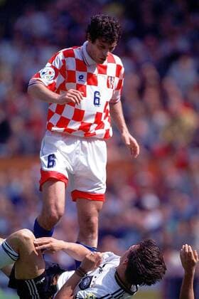 Der Kroate Slaven Bilic tritt den am Boden liegenden Christian Ziege Fußball EM Herren Europameisterschaft 1996, Länderspiel, Nationalmannschaft: Kroatien - BR Deutschland Gruppe Old Trafford Manchester Wut