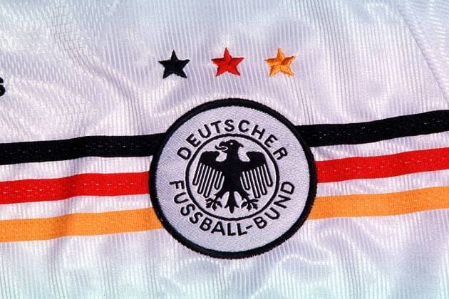 Das DFB-Logo auf dem Nationaltrikot BR Deutschland, Spielkleidung Fußball Länderspiel 1998, Studio, Shooting, Fotostudio, Studioaufnahme, Fotoshooting, Feature, Detail, Symbol Totale Berlin