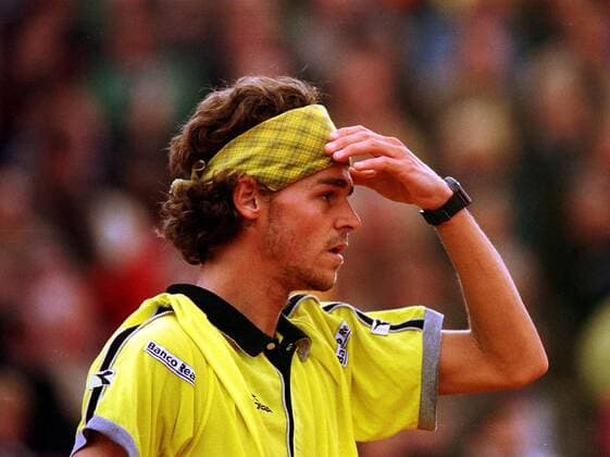 Der Späher: Gustavo Kuerten (Brasilien) im Seitenprofil Tennis Herren ATP-Tour, German Open 1998; Sand, Sandplatz, Sandplatzturnier Einzelbild Rothenbaum Hamburg