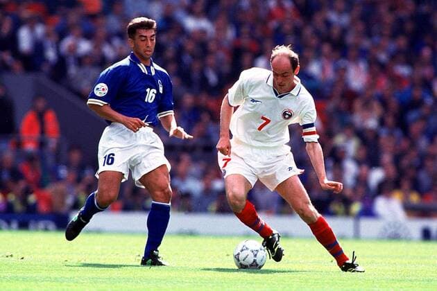 Der russische Kapitän Viktor Onopko mit Ball, li. Roberto Di Matteo Fußball EM Herren Europameisterschaft 1996, Länderspiel, Nationalmannschaft: Rußland - Italien Gruppe Dynamik,