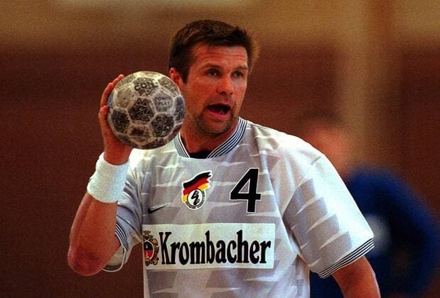 Bogdan Wenta in Ballbesitz Handball Länderspiel Herren Saison 1997 1998: Nationalmannschaft Deutschland, Nationalteam, Nationaltrikot Einzelbild Erlangen Dynamik,