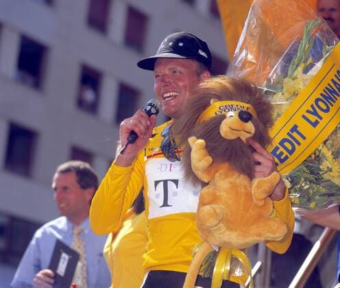 Gesamtsieger Bjarne Riis (DEN, Telekom) bedankt sich mit ein Paar Worten beim Publikum Radsport Herren Tour de France 1996, Straßenradsport, Radrennsport, Straßenrennen, Radrennen, Straße Einzelbild Paris Begeisterung, Freude,