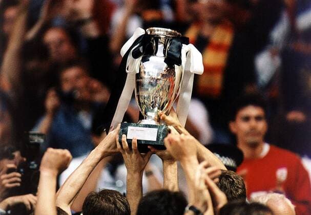 Fußball, EM Finale 1996 in London, Deutschland - Tschechien 2:1 n.V. Alle Hände wollen ihn berühren, den Pokal für den Europameister Fußball EM Herren Europameisterschaft, Länderspiel, Nationalmannschaft 1996: BR Deutschland, Finale, Endspiel Totale Wembleystadion London Begeisterung, Freude,