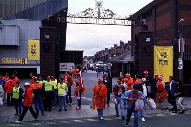 Der Spruch They ll Never Walk Alone am Stadion an der Anfield Road Fußball EM Herren Europameisterschaft 1996 Totale Anfield Road Liverpool