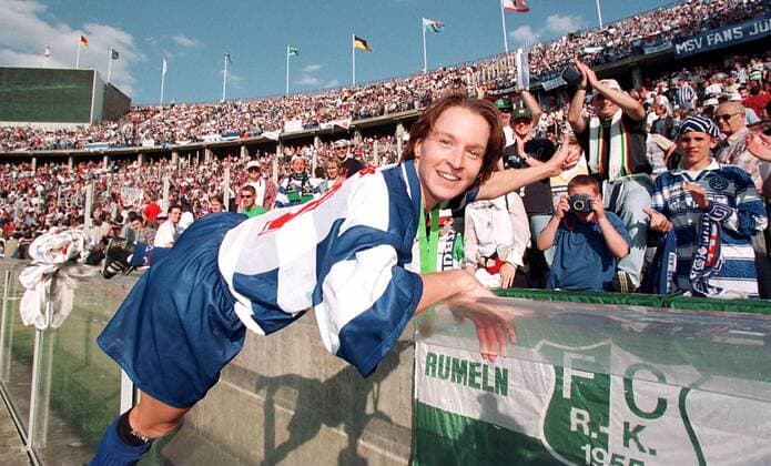 Martina Voss in der Fankurve Fußball Damen Frauen, Frauenfußball, DFB - Pokal, DFB-Pokalfinale 1998: FCR Duisburg Einzelbild Olympiastadion Berlin Harmonie, Freude, Begeisterung,