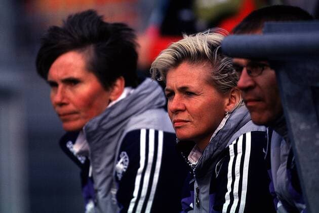 Co-Trainerin Silvia Neid auf der Trainerbank Fußball Länderspiel Damen 1997, Frauen, Frauenfußball, Nationalmannschaft Deutschland, Nationalteam, Frauennationalmannschaft Gruppe Nachdenklichkeit, Skepsis,