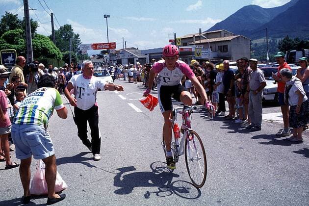 Der Deutsche Rolf Aldag (Team Telekom) gönnt sich auf der Strecke eine Erfrischung Radsport Herren Tour de France 1996: Radrennsport, Radrennen, Straßenradsport, Straßenradrennsport, Straße Einzelbild Dynamik,