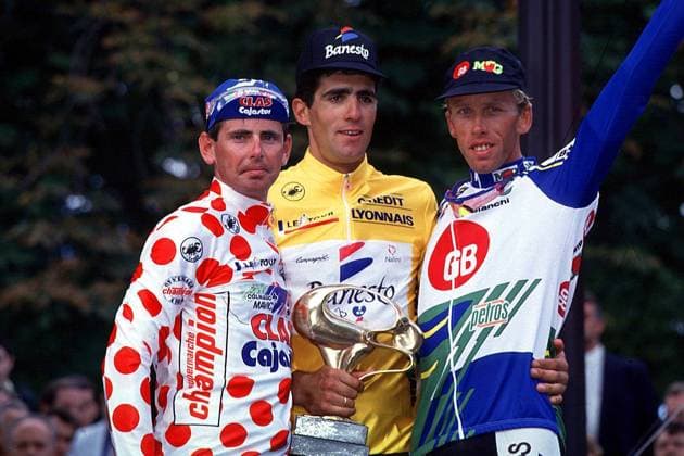 V.l.: Zweitplazierter Toni Rominger (Schweiz), Sieger Miguel Indurain (Team Banesto, Spanien) und Drittplazierter Zenon Jaskula (Polen) auf der Siegerehrung Radsport Herren Tour de France 1993: Radrennsport, Radrennen, Straßenradsport, Straßenradrennsport, Straße Gruppe Paris Freude,