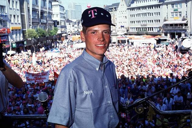 Jan Ullrich (Team Telekom) beim Empfang des Telekom-Teams in Bonn nach der 96er Tour de France Radsport Herren Saison 1996, Straßenradsport, Radrennen, Straßenradrennsport, Radrennsport, Straße Porträt Bonn Masse,