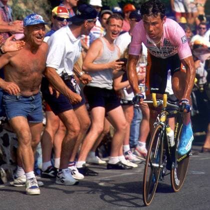 Der Russe Pavel Tonkov wird von Zuschauern am Straßenrand angefeuert Radsport Herren Radrennsport, Straße, Radrennen, Straßenradrennsport, Giro d Italia 1996, Straßenradsport Einzelbild Vicenza - Marostica