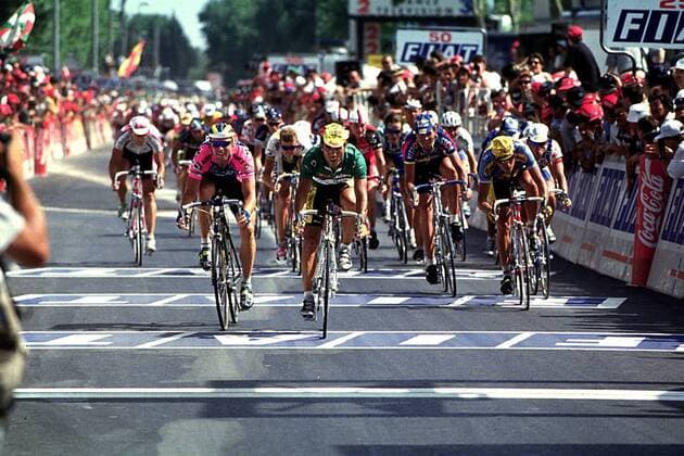 Sprinterkönig Dsamolidin Abdoujaparov (Mi.) beim Zieleinlauf Radsport Herren Tour de France 1994, Radrennsport, Straßenradsport, Radrennen, Straßenradrennsport, Straße Gruppe Armentieres Dynamik,