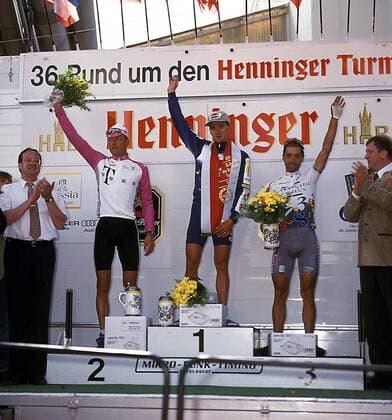 Auf dem Siegerpodest, v.l.: Bjarne Riis (Dänemark), Sieger Michele Bartoli, Mauro Gianetti (beide Italien) Radsport Herren Straßenradsport, Profi, Profis, Straße, Radrennen, Rad, Straßenrennen 1997 Totale Frankfurt M. Freude,
