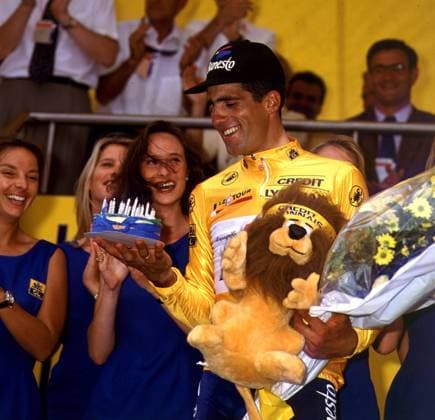Miguel Indurain (Spanien) erhält zu seinem 30. Geburtstag eine Torte Radsport Herren Straßenradsport, Profi, Profis, Straße, Radrennen, Rad, Straßenrennen 1994 Einzelbild Freude,