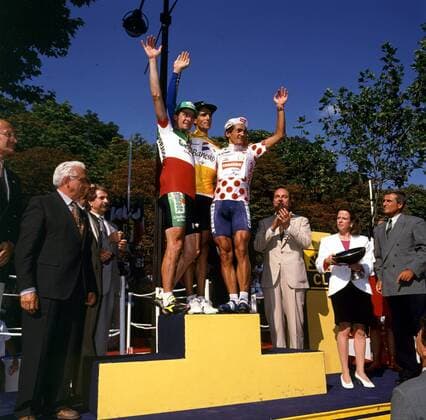 Auf dem Siegerpodest in Paris, v.l.: Gianni Bugno (Italien), Gesamtsieger Miguel Indurain (Spanien) und Bergkönig Claudio Chiapucci Radsport Herren Straßenradsport, Profi, Profis, Straße, Radrennen, Rad, Straßenrennen 1991 Totale Harmonie, Freude,