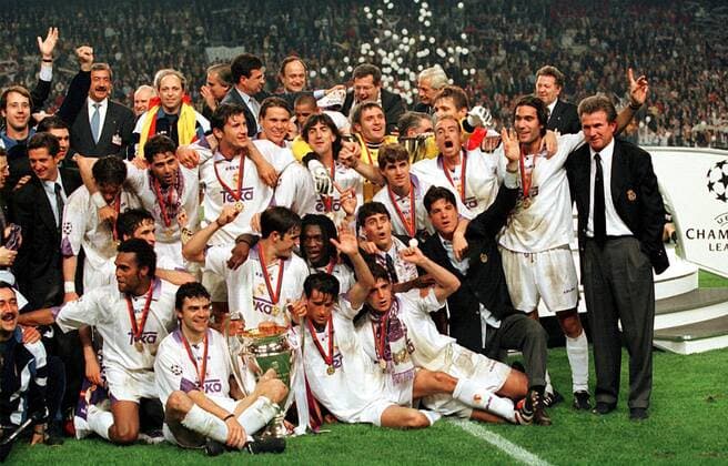 Re. Trainer Jupp Heynckes, weiter u.a.: Fernado Hierro, Christian Karembeu, Manuel Sanchis, Davor Suker, Christian Panucci, Fernando Redondo, Raul Gonzalez, Fernando Morientes, Clarence Seedorf, Jose Emilio Amavisca Fußball EC 1 Herren Champions League, Finale, Endspiel, Saison 1997 1998: Real Madrid (Spanien) Totale Arena Amsterdam, Niederlande Harmonie, Freude,